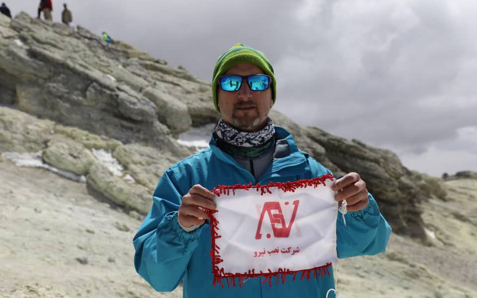 صعود به قله سرافراز دماوند