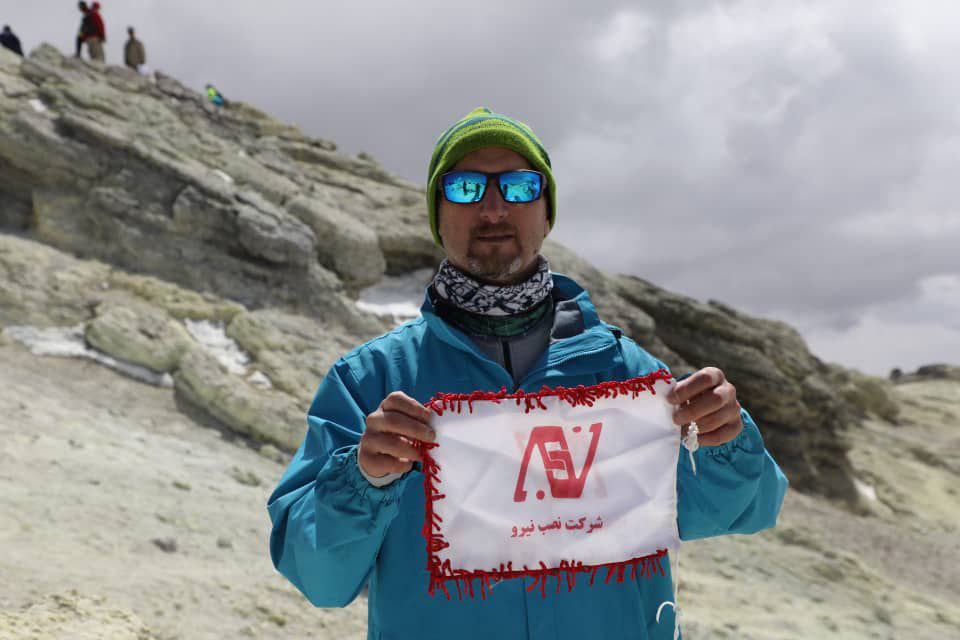 صعود به قله سرافراز دماوند